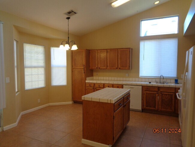 Foto del edificio - Clean West Palmdale One Story Offering 149...