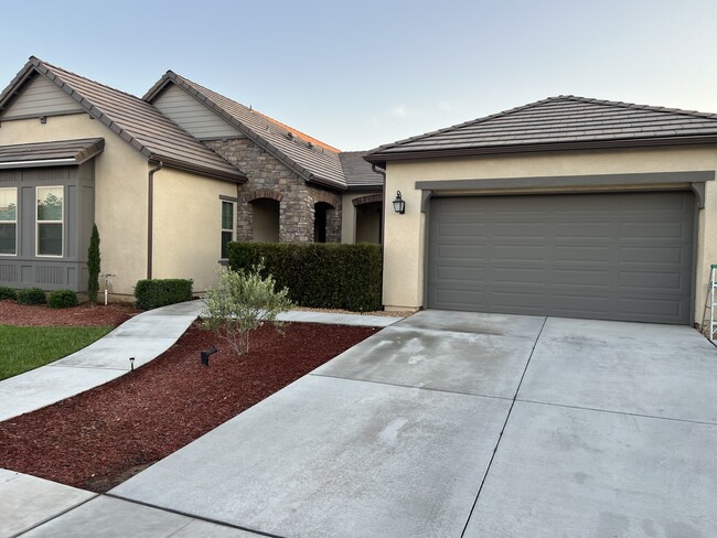 Building Photo - 598 Crescent Ln