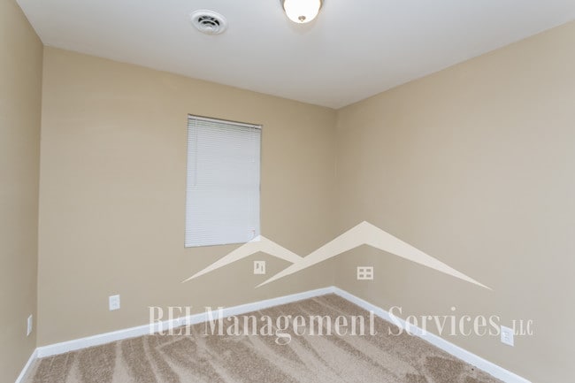 Building Photo - 4611 Oak Dr