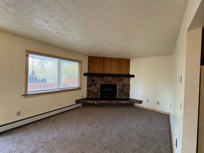 Building Photo - 2104 Roosevelt Dr