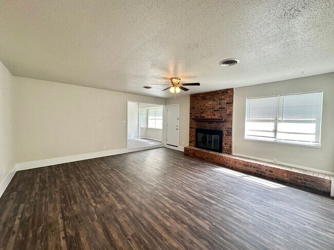 Building Photo - Sharp 3 Bedroom Ready For Move In Now!