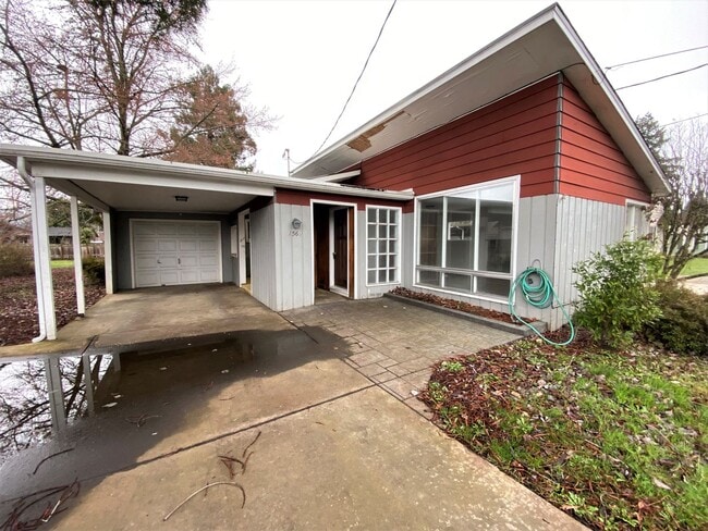 Building Photo - ~3 Bedroom Hucrest Home~