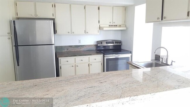Foto del edificio - 16565 NE 26th Ave