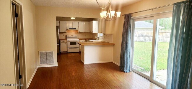 Foto del edificio - 390 Cassandra Ln