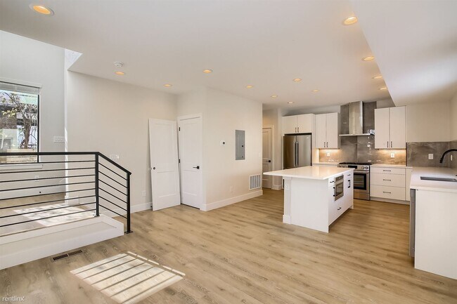 Building Photo - 1 br, 2 bath Condo - 5609 South Curtice St...