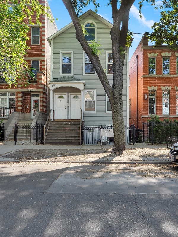 Primary Photo - 2425 N Greenview Ave