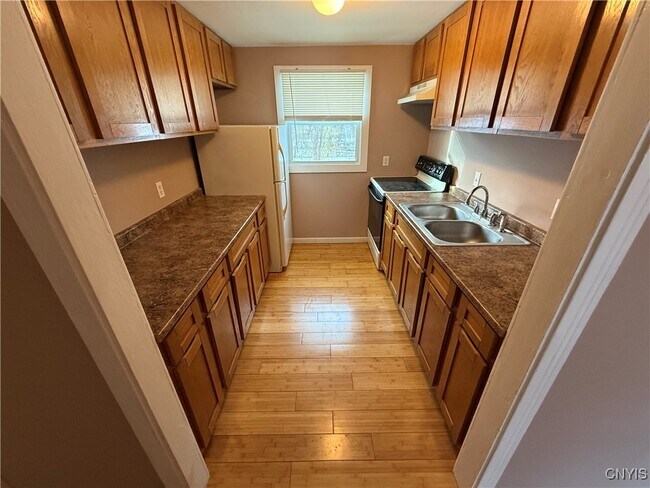 Foto del edificio - 127 1/2 Matty Ave