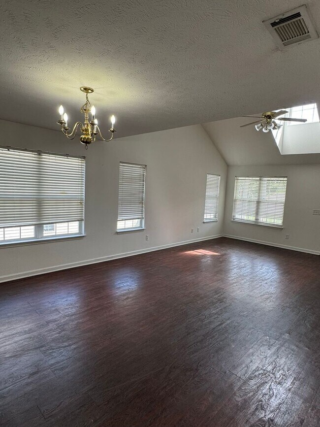 Building Photo - Charming 3-Bedroom Home in the Heart of La...