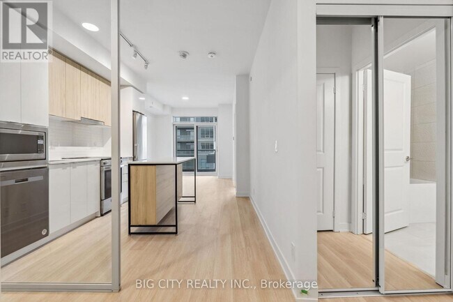 Photo du bâtiment - 30 Upper Mall Wy