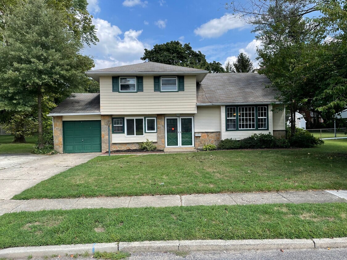 Primary Photo - 10 Fairmount Dr