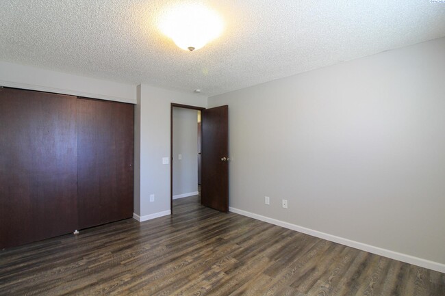 Foto del edificio - 2 Bed/1 Bath Kennewick Apartment - 2nd floor!