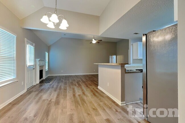 Foto del edificio - 496 Birchwood Dr