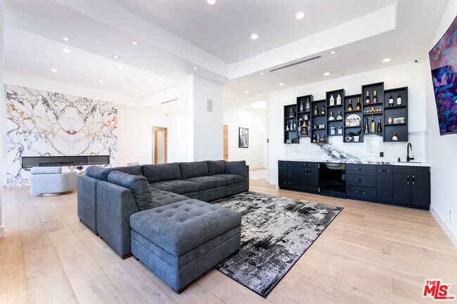 Foto del edificio - 16341 Sloan Dr