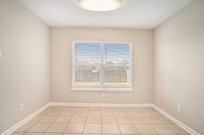 Building Photo - Location, location, location! Gem situated...