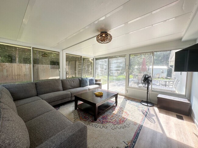 Foto del edificio - This FULLY FURNISHED ALL INCLUSVIE HOME IS...