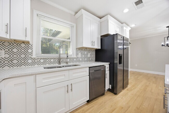 Foto del edificio - 2717 S Clark Dr