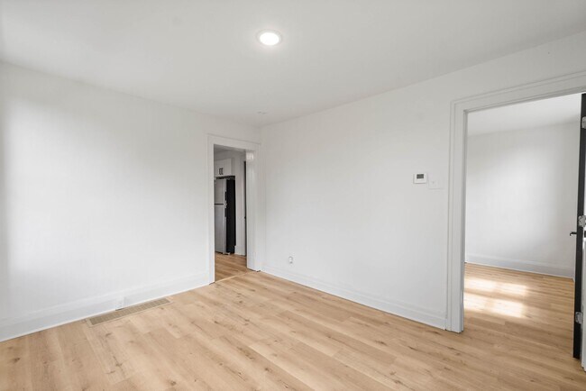 Foto del edificio - AVAILABLE OCT 1ST! Renovated 1-bedroom apartment in the HIGHLY DESIRABLE DORMONT neighborhood!