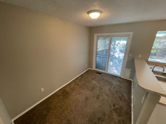 Building Photo - Spacious 2-Bedroom Townhome In Aurora Sout...