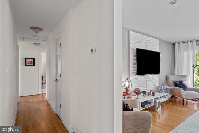 Foto del edificio - 3418 Annandale Rd