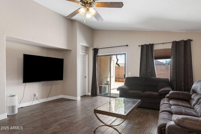 Building Photo - INCREDIBLE UPDATED 3 BEDROOM 2 BATH HOUSE ...
