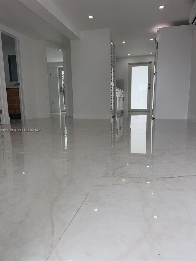 Foto del edificio - 15615 NE 5th Ct