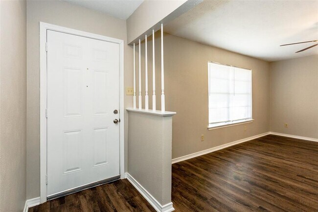 Foto del edificio - 501 Bob White St