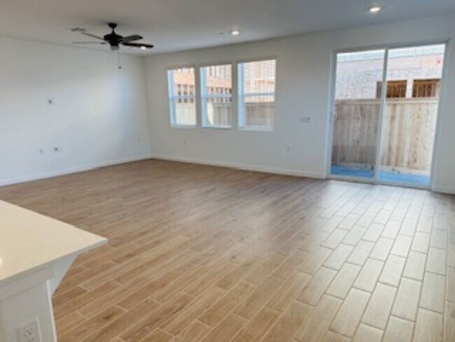 Foto del edificio - $2,995 Clovis & Shepherd 4 Bedroom Home, Solar Panels, New Construction - Plum Tree Ave.