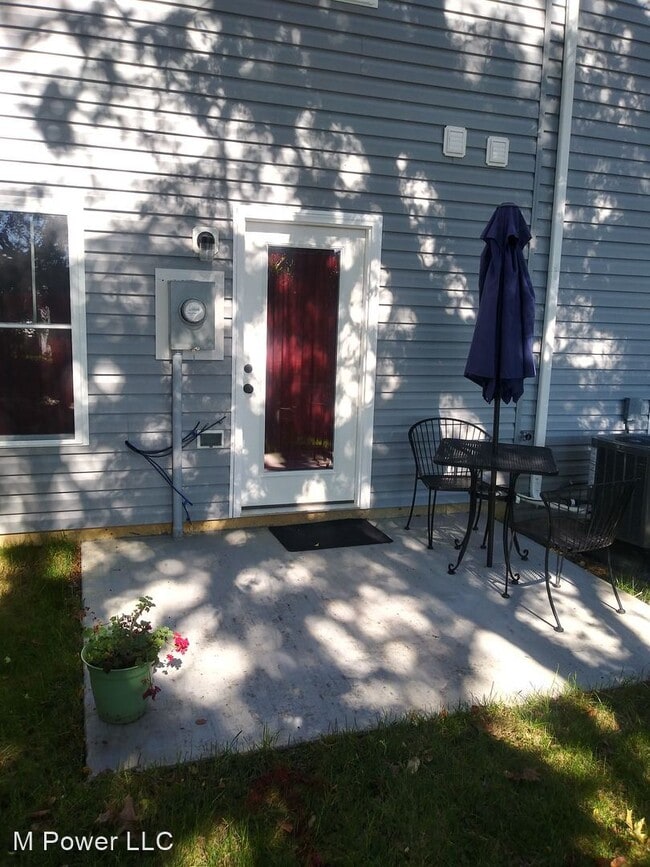 Building Photo - 3 br, 2.5 bath House - 207 Swallow Dr.