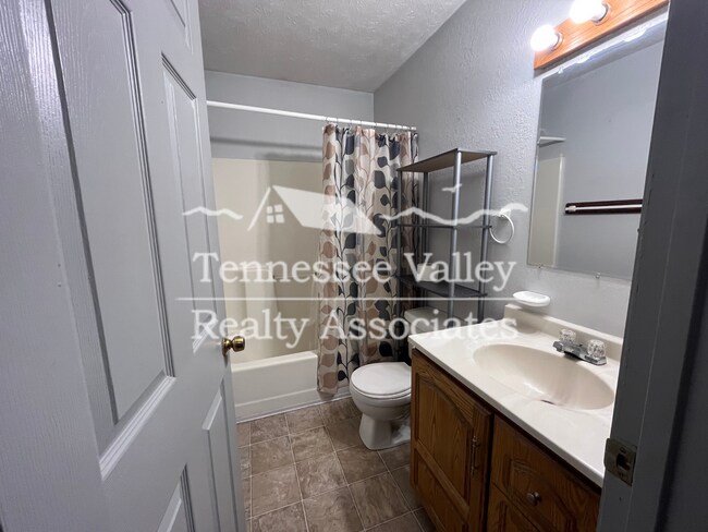 Building Photo - Cozy and Open Two Bedroom, Two Bathroom in...