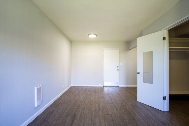 Foto del edificio - John's Landing: Mid-Century Studio w/ Walk-Through Closet!