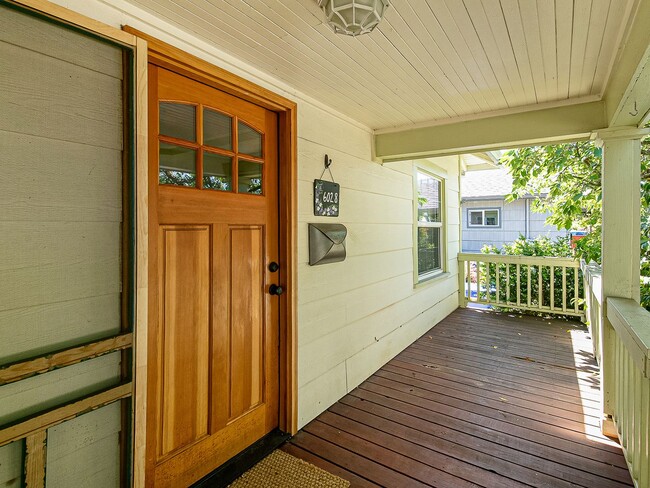 Foto del edificio - Adorable, vintage 1924 2-bdrm/1-bath w/ fe...