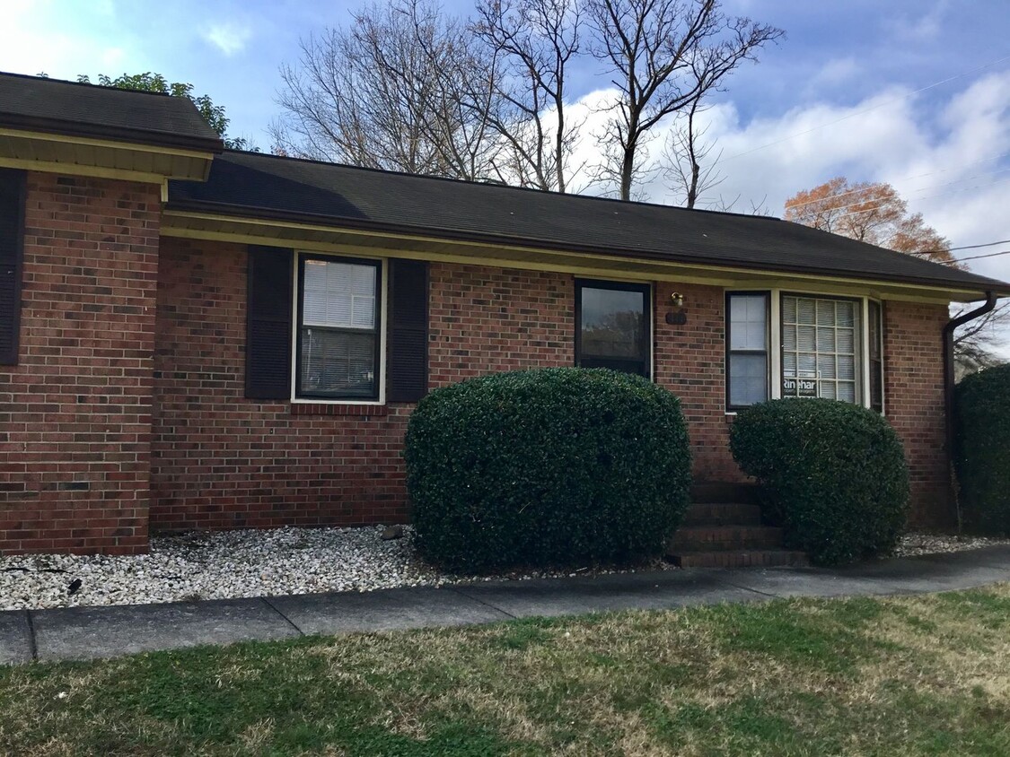 Foto principal - Newly Renovated 2-Bedroom Townhome