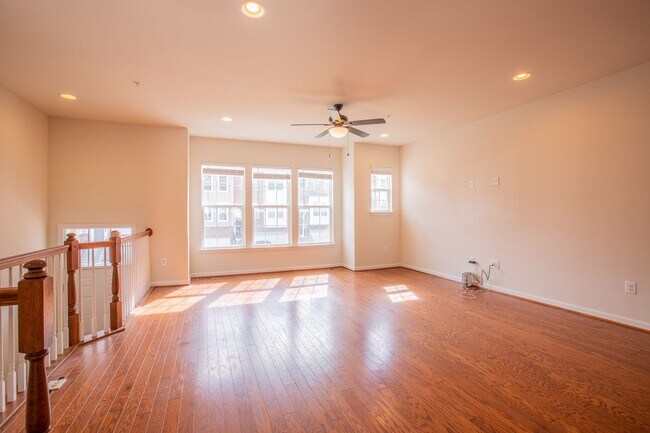 Building Photo - Beautiful 3 BR/2 Full BA & 2 Half BA Townh...