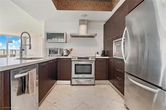 Foto del edificio - 150 Sunny Isles Blvd