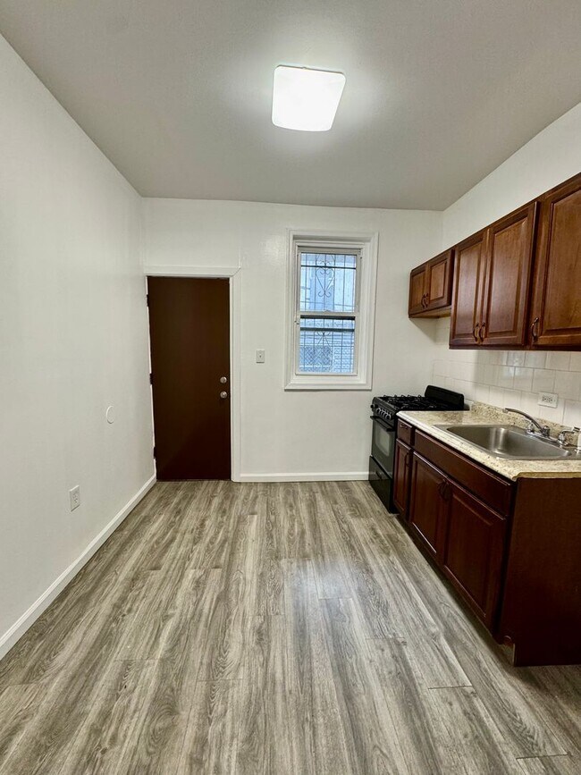 Foto del edificio - Spacious 3-Bedroom Home in Harrowgate — Av...