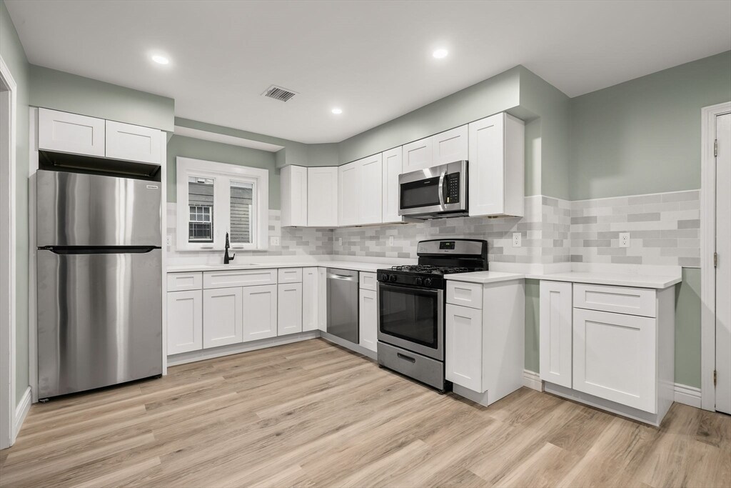 Foto principal - 8 1/2 Intervale St