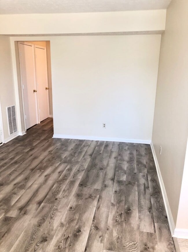 Building Photo - Winburn 2 bdrm 3rd floor apt     260319