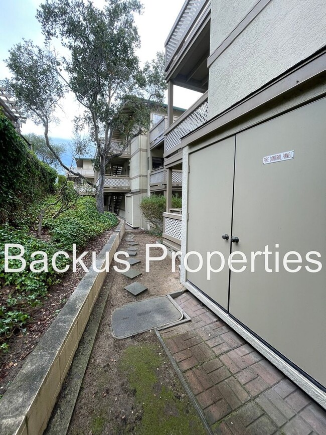 Building Photo - Beautiful two bedroom unit set in hills of Del Rey Oaks