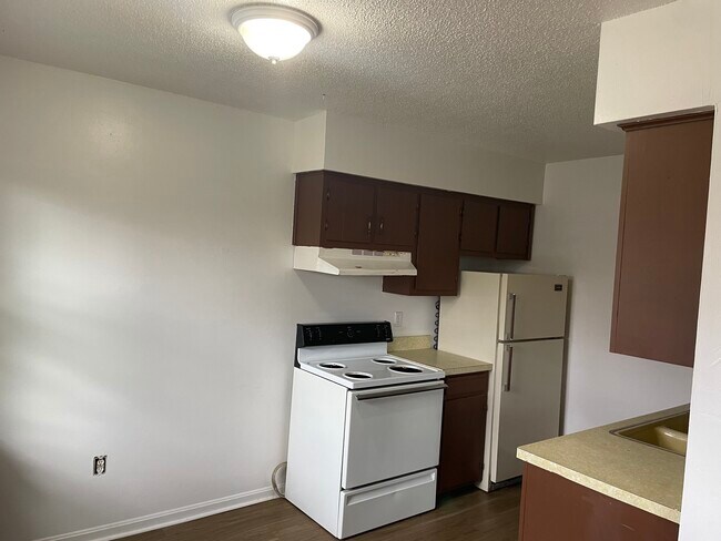 Kitchen - 102 Navaho Ct