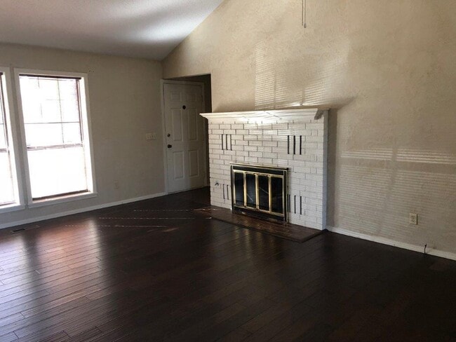 Building Photo - 2208 Oakwood Ave