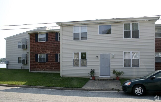 Building Photo - 724 River St