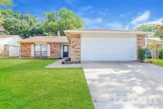 Building Photo - 2106 Newbury Dr