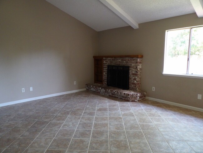 Foto del edificio - Great home for rent in Visalia!