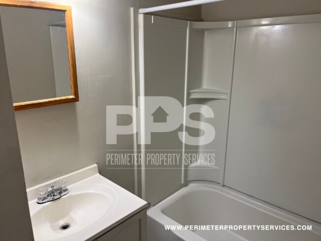Building Photo - Newly Renovated Unit!! Come visit today!!
