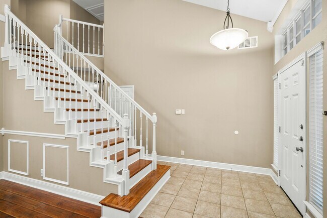 Building Photo - Spacious 4-Bed Home with Island Kitchen, Fireplace & Fenced Yard in San Antonio – 2,143 Sq Ft