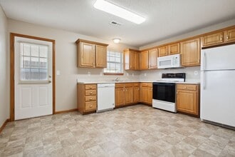 Building Photo - 1002 SW Sandy Ln