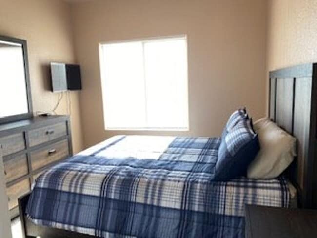 Building Photo - Fully Furnished: Beautiful 3 bedroom, 2 ba...