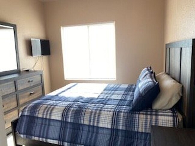 Foto del edificio - Fully Furnished: Beautiful 3 bedroom, 2 ba...