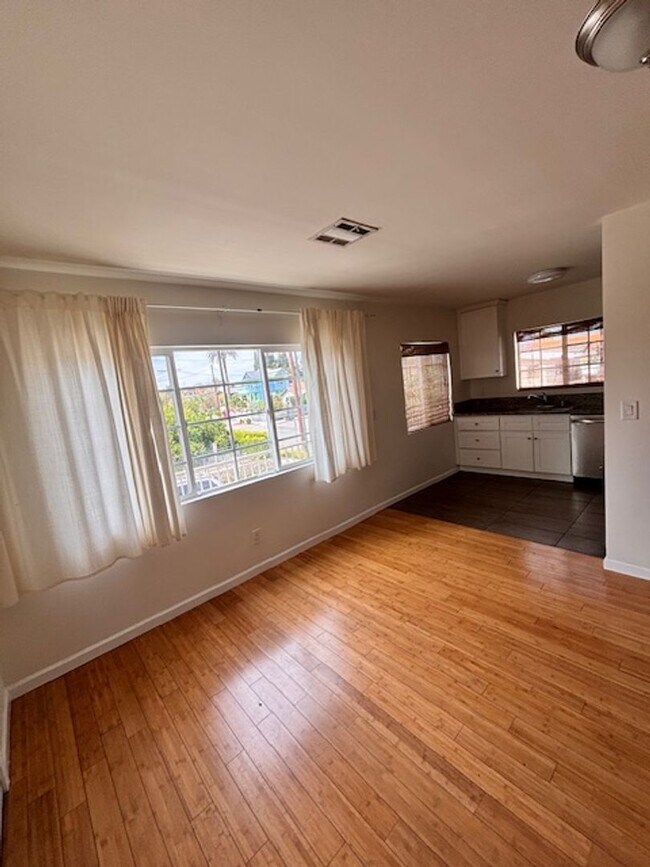 Foto del edificio - 1828 Montrose St, located in the vibrant city of Los Angeles