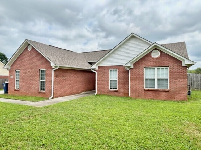 Foto del edificio - THREE BEDROOM TWO BATH WITH SPACIOUS FENCED BACKYARD.
